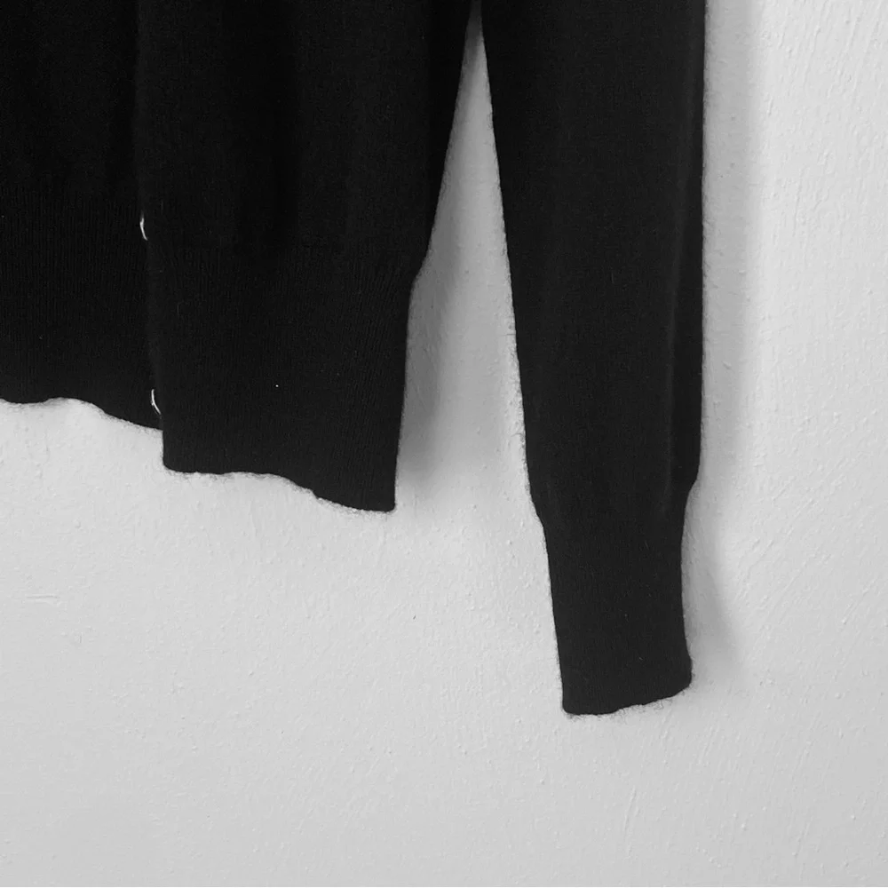 Neiman Marcus Black 100% Cashmere Cardigan Sz M - Picture 4 of 8